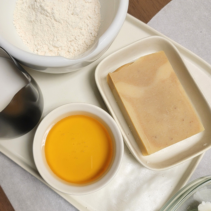 This artisanal soap is packed with skin-loving ingredients like aloe vera juice, designed to moisturize, protect, and soften the skin. The luxurious oils and butters in this soap provide deep hydration, while the honey and colloidal oats deliver skin-conditioning benefits. The soap’s rich lather, created with silk fibers, offers a creamy and indulgent cleansing experience while kaolin clay detoxifies.