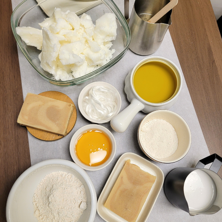 No Harsh Chemicals – Free from synthetic detergents, parabens, sulfates, and artificial fragrances.
Handmade in Small Batches – Crafted with care for superior quality and attention to detail.
Skin Benefits:
Honey – Naturally rich in antioxidants and moisture-retaining properties, honey helps soothe and hydrate the skin, leaving it soft and glowing.