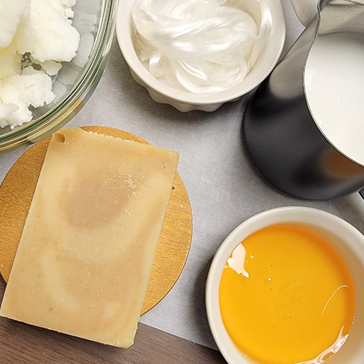 Naturally Scented – A refreshing blend of pink grapefruit, anise star, and benzoin resin essential oils to soothe and energize your senses.
Luxuriously Hydrating – Packed with honey, coconut cream, colloidal oats, and nourishing butters that deeply moisturize and condition the skin.
Gently Exfoliates & Softens – Colloidal oats help soothe and exfoliate gently, promoting smooth, soft, and balanced skin.