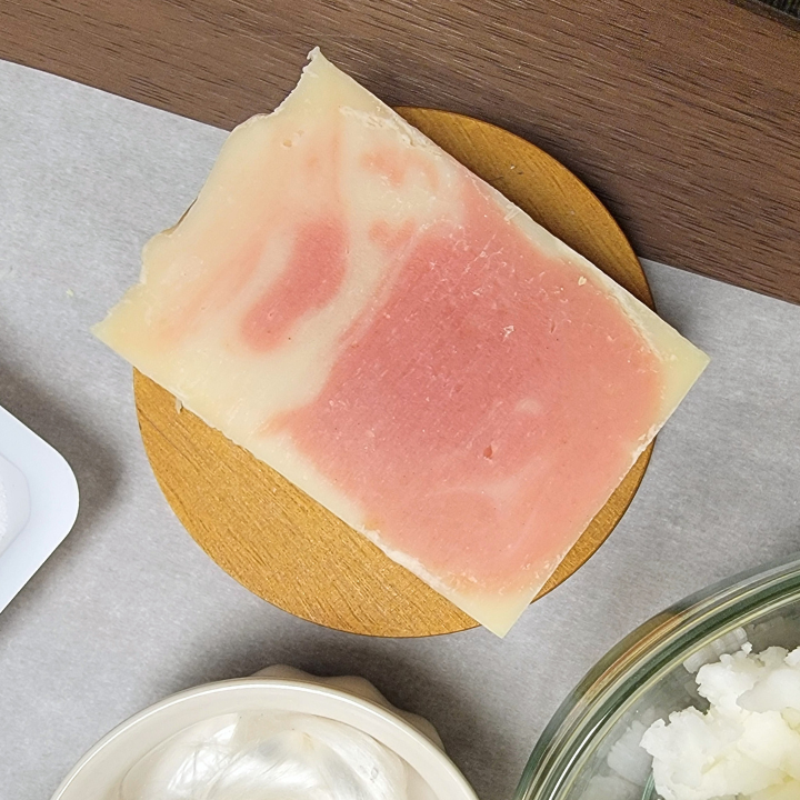 Luxurious Vintage Charm Soap – Hydrating & Skin-Soothing
Step into a moment of tranquility with Vintage Charm Natural Handmade Soap, a gentle, nourishing bar enriched with aloe vera juice, silk fibers, and kaolin clay. This skin-loving formulation offers a rich lather while detoxifying and hydrating. Scented with a harmonious blend of dark patchouli, clary sage, and palmarosa essential oils, this small-batch, handcrafted soap promotes relaxation, balance, and clarity.