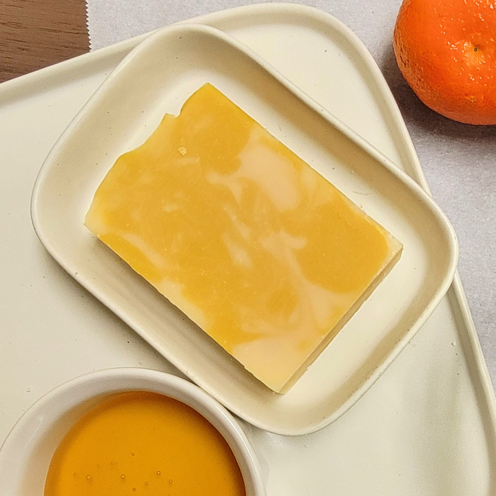 Honey Tangerine Natural Handmade Soap is a vibrant, nourishing soap crafted with skin-loving ingredients and an uplifting citrus scent. Made in small batches using traditional soap-making methods, this luxurious soap delivers a refreshing cleanse without stripping or drying your skin.
Infused with a bright essential oil blend of tangerine, litsea cubeba, and bergamot, this soap offers a naturally invigorating scent that awakens the senses. Honey adds deep hydration and a silky lather, while yellow clay and