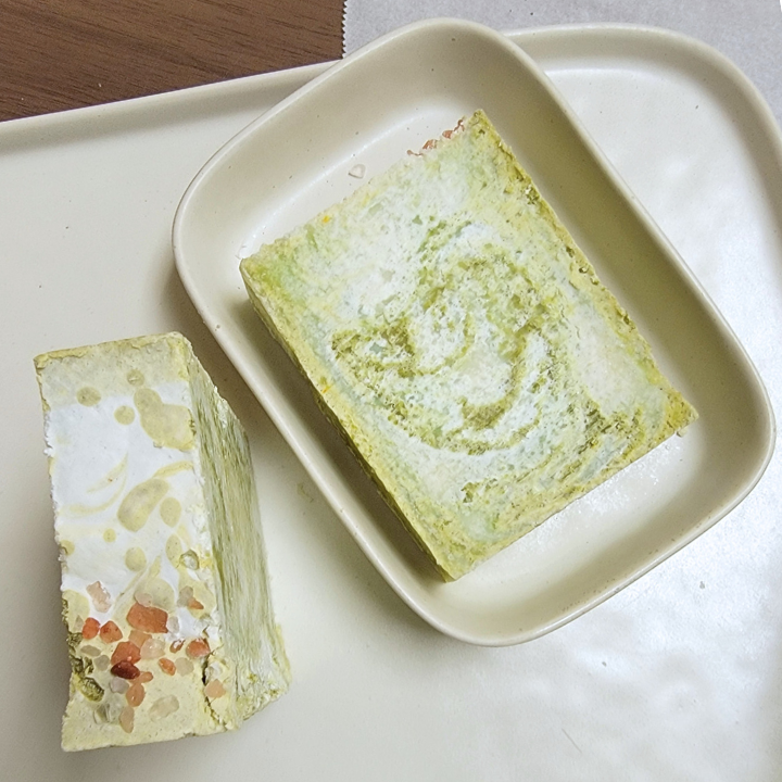 Infused with a crisp, uplifting blend of spearmint, palmarosa, litsea cubeba, and petitgrain essential oils, this long-lasting soap offers a naturally energizing scent that awakens the senses and promotes clarity and balance. Sea salt and Himalayan pink salt work together to gently exfoliate, detoxify, and replenish essential minerals, while kaolin clay helps draw out impurities for a fresh, purified feel.