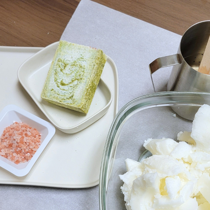 Handmade Mint & Sea Salt Soap – Detox & Refresh
Experience a deep-cleansing, mineral-rich spa treatment with Mint Sea Salt Natural Handmade Soap. Crafted with pure sea salt, Himalayan pink salt, and kaolin clay, this bar offers gentle exfoliation and skin-renewing benefits. The crisp, refreshing scent of spearmint, palmarosa, litsea cubeba, and petitgrain essential oils awakens the senses, while luxurious plant-based oils and butters provide lasting hydration. Perfect for invigorating your daily routine.