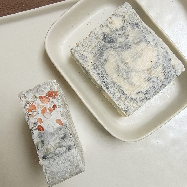 Himalayan Salt & Black Pepper Soap – Spa-Like Luxury for Your Skin
Indulge in the ultimate cleansing ritual with Sea Salt & Pepper Handmade Soap, a bar packed with skin-loving minerals and nourishing plant-based oils. Sea salt, Himalayan pink salt, and activated charcoal gently buff away impurities, while the uplifting, spicy blend of black pepper, ho wood, lemongrass, and cedarwood essential oils leaves you feeling recharged and revitalized. Designed for deep cleansing without stripping moisture, this smal