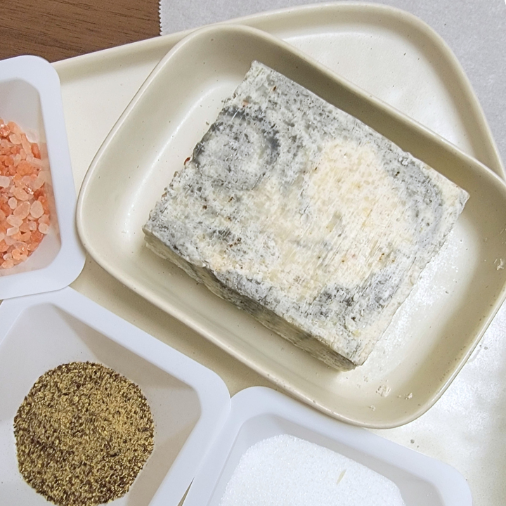 Detox & Energize – Handmade Sea Salt & Black Pepper Soap
Revitalize your skin with Sea Salt & Pepper Natural Handmade Soap, a powerful detoxifying and exfoliating bar that brings the benefits of a luxury spa treatment to your shower. Featuring a stimulating essential oil blend of black pepper, ho wood, lemongrass, and cedarwood, this soap awakens the senses while sea salt and activated charcoal work to deeply cleanse and purify. Crafted in small batches, it offers a rich lather and lasting hydration.