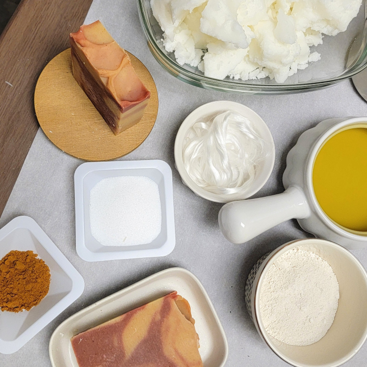 Turmeric Apricity Natural Handmade Soap – Brightening & Nourishing
Reveal your natural glow with Turmeric Apricity Natural Handmade Soap, crafted to brighten, soothe, and rejuvenate the skin. Infused with turmeric, Himalayan rhubarb root, and Brazilian red clay, this antioxidant-rich bar balances skin tone while kaolin clay gently detoxifies. The warm, earthy scent of turmeric, ylang ylang, ho wood, anise star, and lemongrass essential oils creates a refreshing and calming bathing experience.